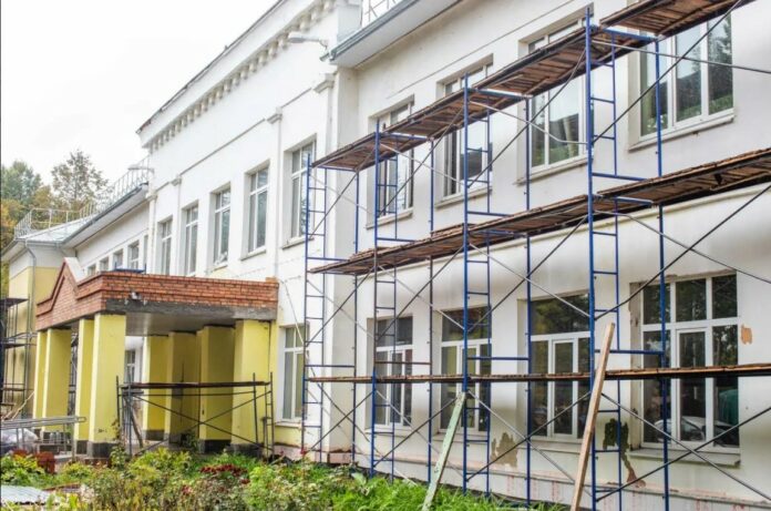 Продолжается капитальный ремонт двух школ в Климовске