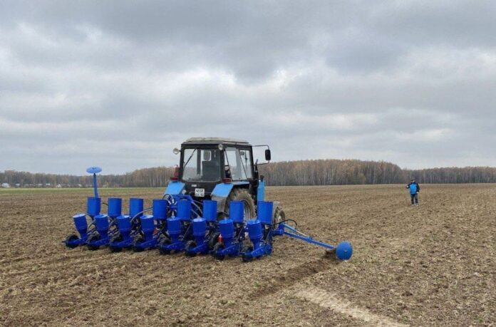 Депутат Глеб Козельцев поучаствовал в испытаниях сельскохозяйственной техники