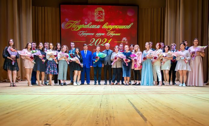 Николай Пестов и Вячеслав Фетисов поздравили выпускников Городского округа Подольск с окончанием школы