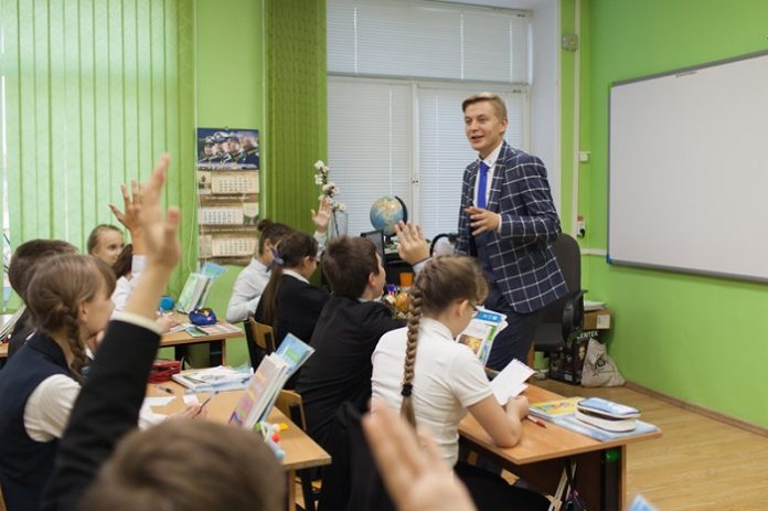 Учитель географии гимназии им. Подольских курсантов Павел Красновид провел мастер-класс по геральдике