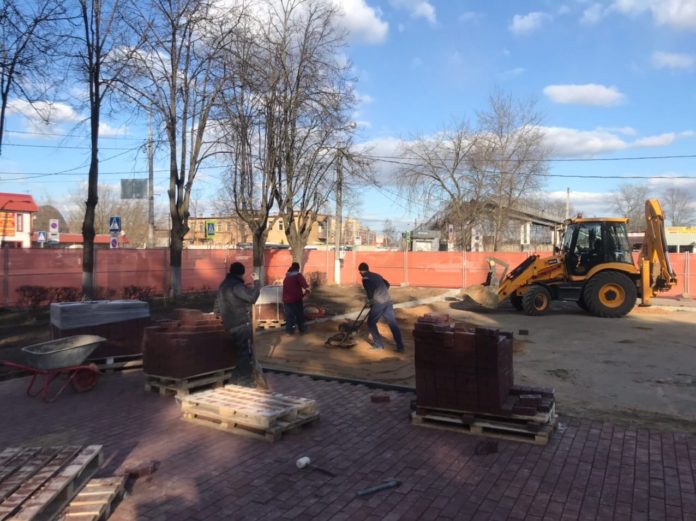 По ремонту памятных монументов воинской славы в микрорайоне Климовск продолжаются работы