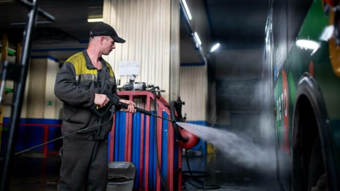 Специалисты по уборке автотранспорта приглашаются на работу в Мострансавто