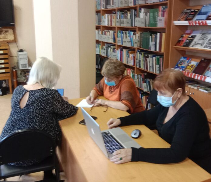 В библиотеке № 1 им. Павла Северного проходят бесплатные компьютерные курсы пенсионеров