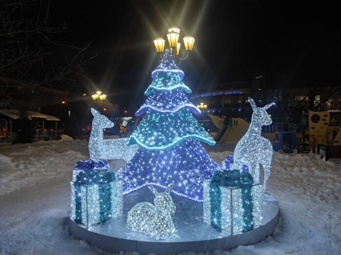 В микрорайоне Климовск установили новогодние световые фигуры