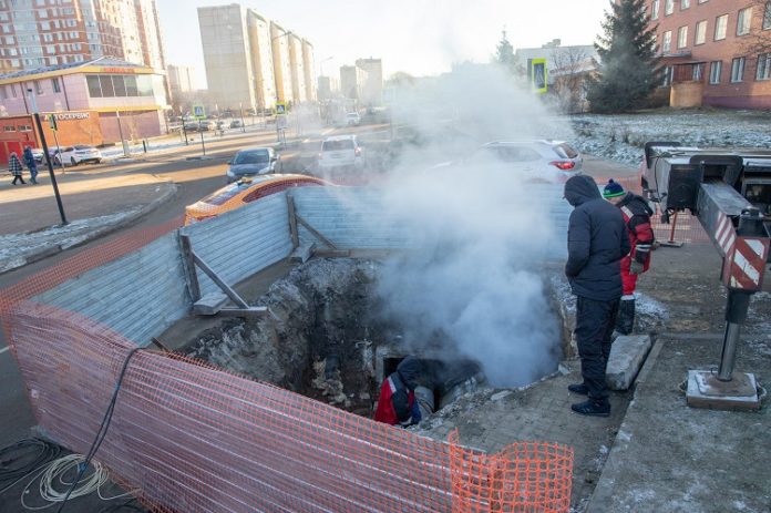 Последствия аварии на теплотрассе на улице 50 лет ВЛКСМ в Подольске устраняются