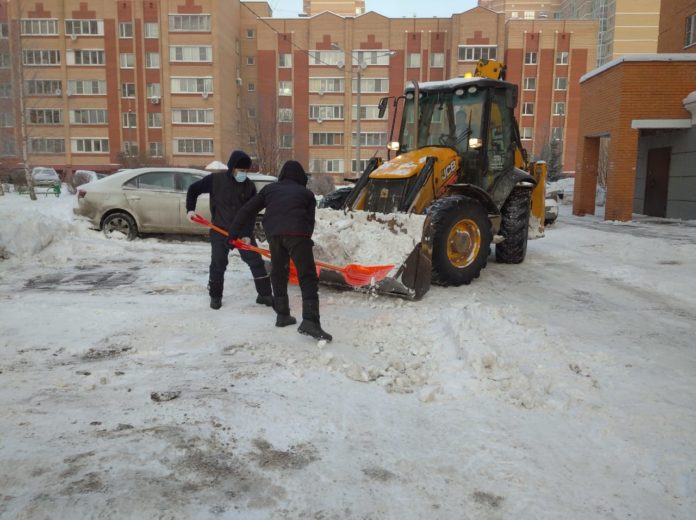 Более 580 дворников и 70 единиц техники задействованы в уборке во дворах Большого Подольска