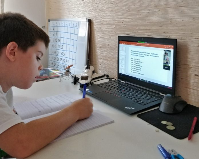 На платформе Foxford зарегистрировано более 43700 учащихся школ округа для дистанционного обучения