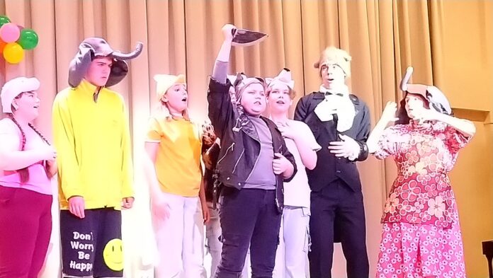 Премьера спектакля «Слоненок и его друзья» театрального коллектива «Зазеркалье» МЦ «Максимум» состоялась в Климовске