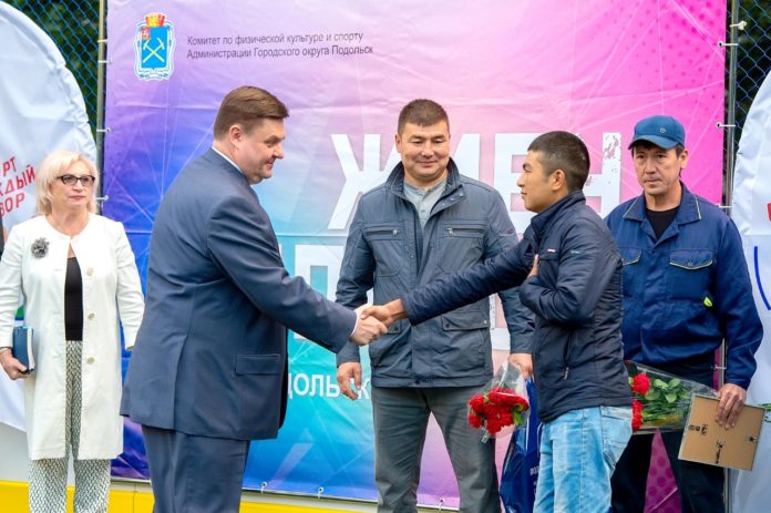 Глава округа Николай Пестов вручил памятные подарки и премии сотрудникам МУЖРП N1, спасшим ребёнка