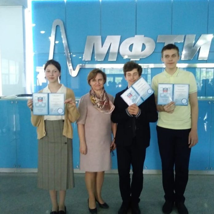 Подольских учащихся наградили дипломами за участие в региональных олимпиадах