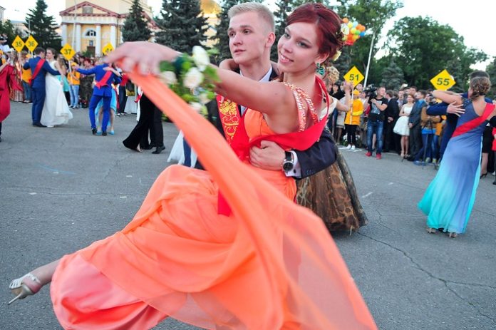 Выпускной бал в среднем обойдется жителям Подмосковья в 7,5 тыс. руб