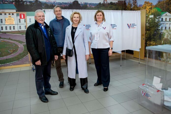 Граждане, которые по уважительным причинам не могут самостоятельно прийти на УИК, активно голосуют дома