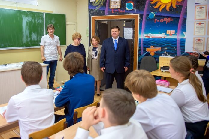 Глава муниципалитета Николай Пестов встретился с педагогами и учащимися лицея №23