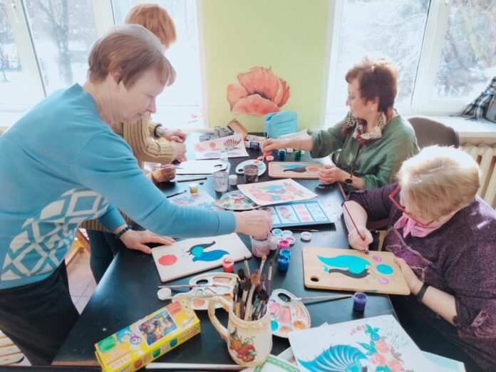 В КДЦ «Южный» провели мастер-класс «Городецкое очарование»