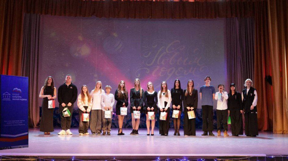 Новогодние спектакли для детей в рамках партийного проекта