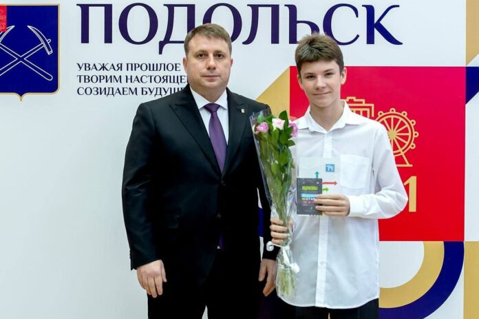 Дмитрий Жариков вручил юным жителям их первые паспорта