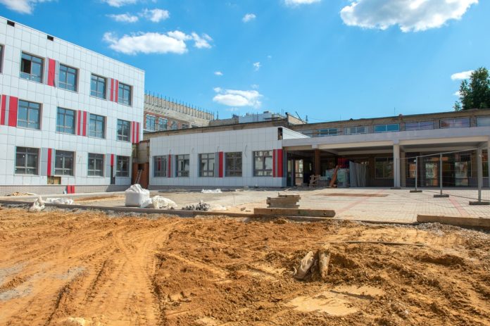Глава муниципалитета проинспектировал ход работ по строительству пристройки к школе № 13 в Кутузово