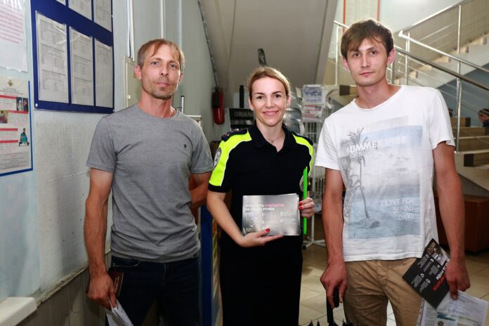 Госавтоинспекторы провели профилактические беседы с посетителями регистрационно-экзаменационного отделения