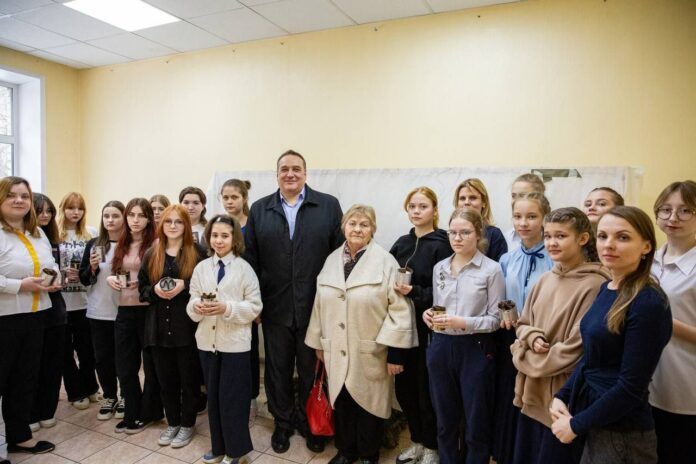 Единороссы приняли участие в мастер-классе по изготовлению окопных свечей