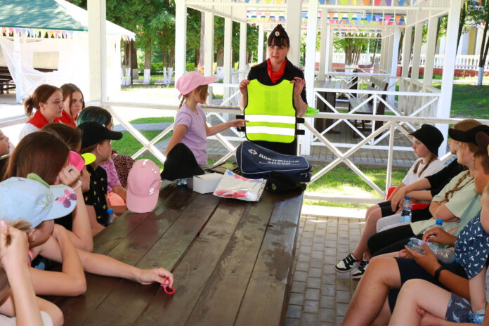 Подольские автоинспекторы провели в  детском оздоровительном лагере  мастер-класс по изготовлению световозвращающих аксессуаров