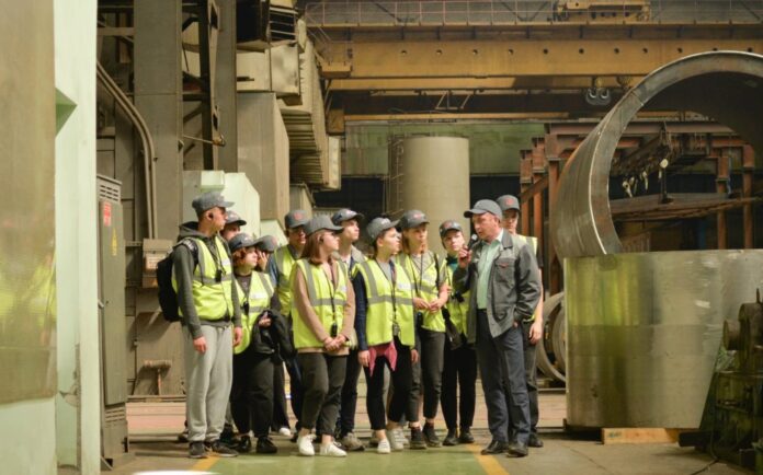 ЗИО провел экскурсию для учащихся летней профессиональной школы МЭИ