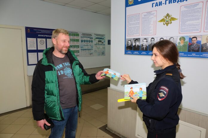 Сотрудники Госавтоинспекции г.о. Подольск провели информационную акцию «Засветись» в здании Госавтоинспекции