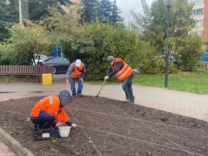 В Городском округе Подольск продолжаются работы по благоустройству территорий и осенней уборке