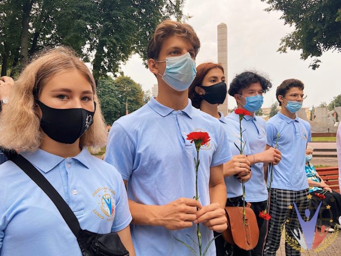 В честь дня ВДВ, активисты Подольского союза молодёжи возложили цветы памятнику воинам — интернационалистам