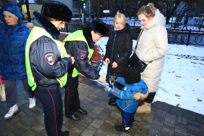 Сотрудники Госавтоинспекции г.о. Подольск провели тематические акции в местах массового пребывания граждан