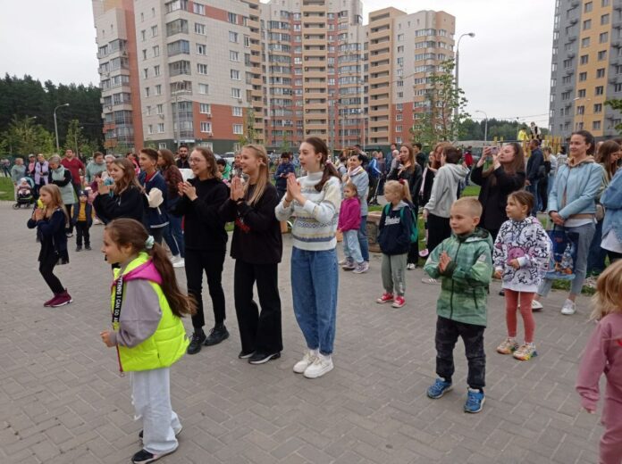 В микрорайоне Кутузово прошел праздник «Веселый дворик»