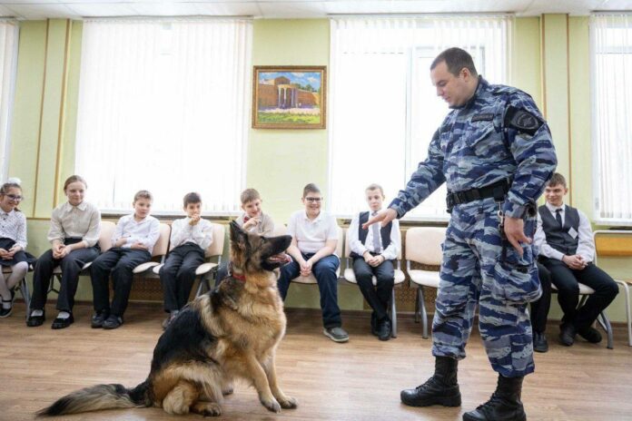 В Подольске кинологи и их четвероногие помощники приехали в гости в школу № 16...