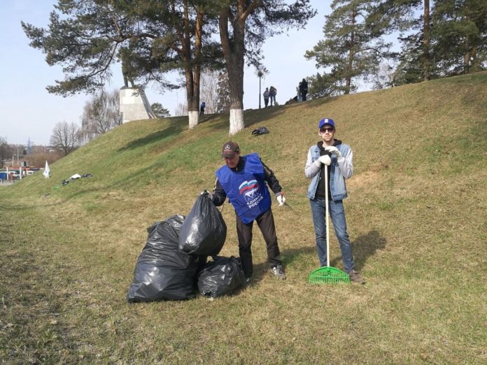 Партийцы провели субботник на мемориалах Подольска