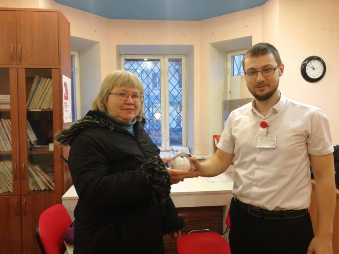 Сотрудники МФЦ дарят посетителям подарки в преддверии Нового года