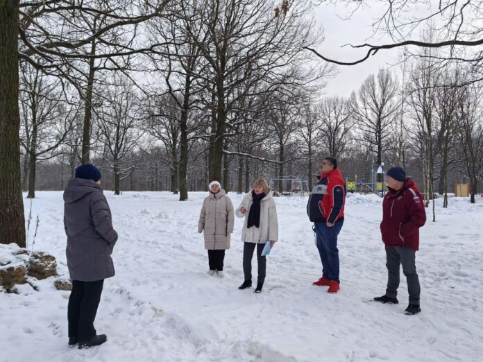 Члены фракции «Единая Россия» провели проверку состояния лесной полосы в микрорайоне Климовск