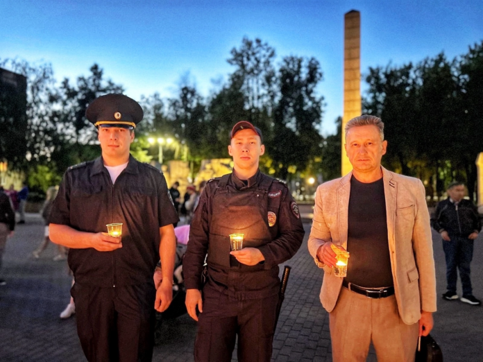 Сотрудники УМВД России по г.о. Подольск совместно с общественниками присоединились к акции «Свеча памяти»