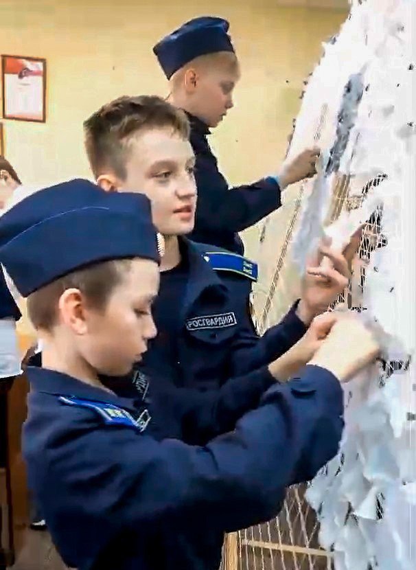 Подольские кадеты гвардейского класса Росгвардии изготовили для бойцов СВО масксеть