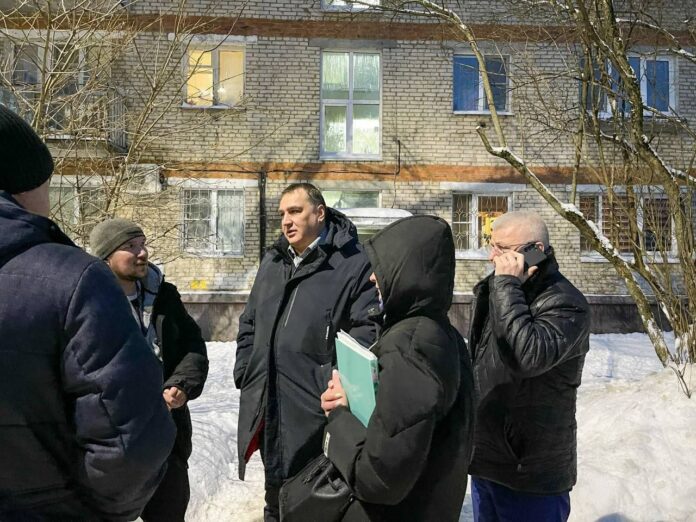 Однопартийцы осмотрели состояние квартир после залива в результате разморозки отопительной системы