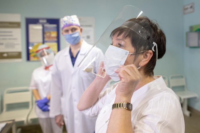 Предприниматели из Подольска изготовили защитные прозрачные маски для врачей