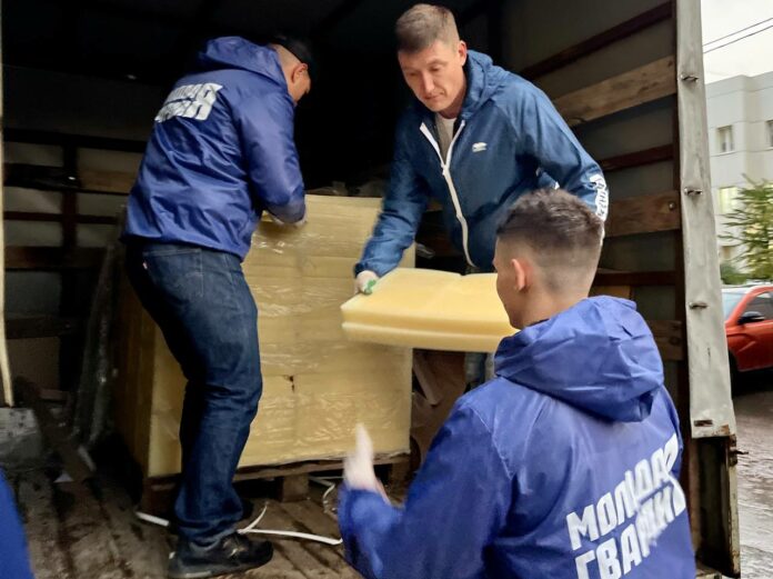 Подольские молодогвардейцы оказали волонтерскую помощь в разгрузке парафиновых брикетов для окопных свечей