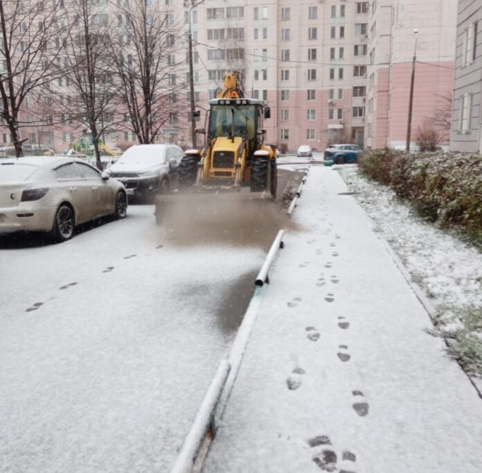 Уборка дворовых территорий от снега проходит в Большом Подольске