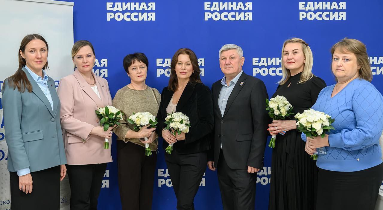 Торжественное пополнение рядов: в Подольске прошла церемония вручения партбилетов