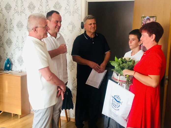 Депутат Московской областной думы Павел Максимович и депутаты местного горсовета вручили подарочные карты школьникам...