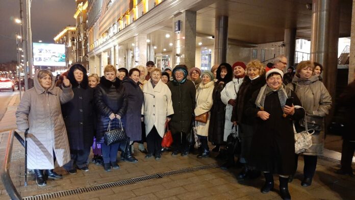 Депутат Горсовета Раиса Федорова с членами Совета ветеранов посетила театр им. Табакова