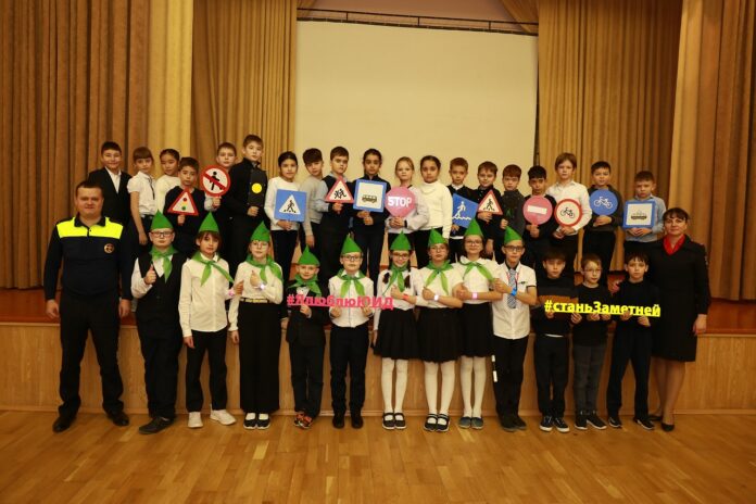 Автоинспекторы г.о. Подольск и ЮИДовцы провели акцию «Я пешеход» для учеников начальной школы