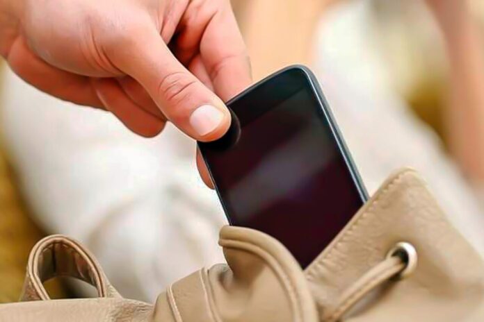 Сотрудники полиции задержали подозреваемую в краже мобильного телефонас