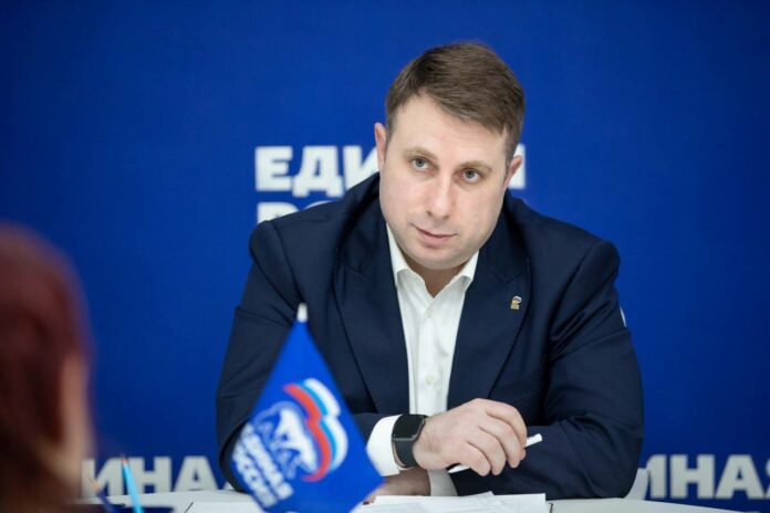 Личный прием секретаря местного отделения партии Дмитрия Жарикова проходит еженедельно