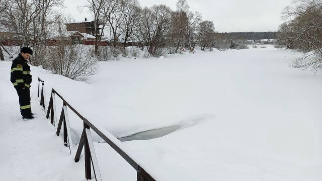 Полыньи внушительных размеров обнаружили на подольской Пахре