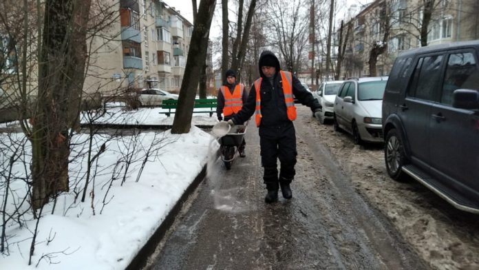 В муниципалитете проводятся работы по обработке улиц противогололедными средствами