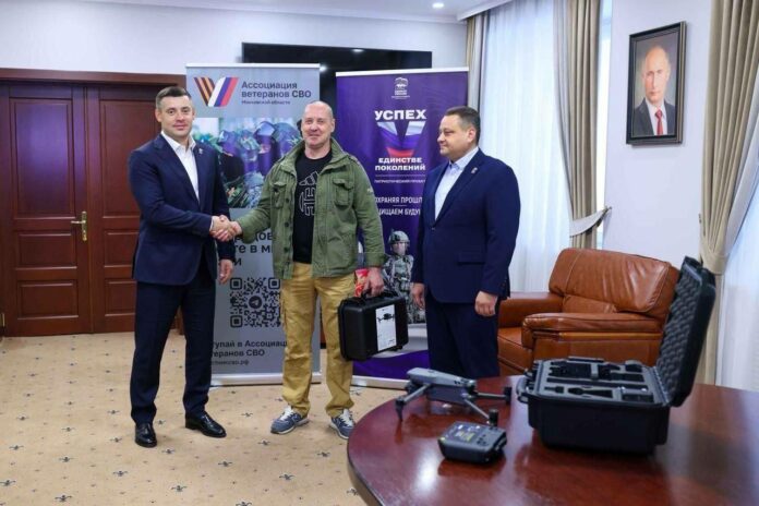 Григорий Артамонов вручил беспилотники нашим защитникам