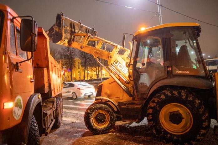 По ходу ночной уборки Подольский комбинат благоустройства вывез около 600 кубометров снега